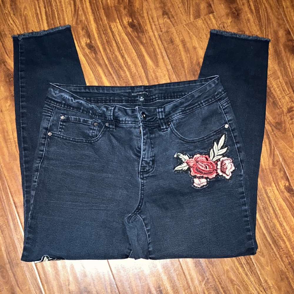 SIGNATURE STUDIO BLACK JEAN SIZE 14 FLOWER PRINT